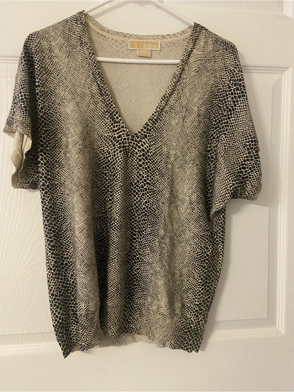 T42- MICHAEL KORS Snakeskin Dolman Knit V-Neck Top